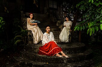The "baro't saya" which means blouse and skirt, is a combination of native Filipina and Spanish clothing style. Photograph: Heigen18 (CC BY-SA 4.0)