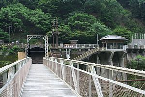 自橫跨保津川的吊橋上遙望站房（2011年6月）