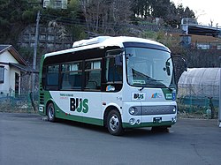 津久井神奈交バスの車両（T-18）。津久井神奈交カラーに旧マークを付けた日野・ポンチョ
