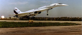 Le Tupolev Tu-144, considéré par les occidentaux comme « copie conforme » du Concorde, effectue son premier vol 2 mois avant ce dernier, le 31 décembre 1968. Le mur du son est passé pour la première fois le 5 juin 1969 et le prototype [SSSR-68001] atteint Mach 2 le 26 mai 1970, soit plus de 5 mois avant le Concorde 001. Mis en service commercial le 26 décembre 1975 (seulement avec du fret), ce n'est qu'à partir de novembre 1977 qu'il transporte des passagers. Le Tu-144 est retiré du service le 1er juin 1978, en raison de problèmes de fiabilité. (définition réelle 3 030 × 1 315)