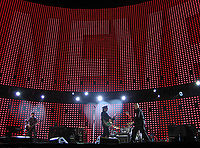 U2 durante el concierto que brindaron en Bruselas en el marco del Vertigo Tour.
