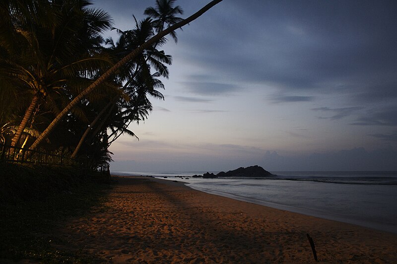 File:UnawatunaBeachAtDawn.jpg