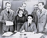 Դեյվիդ Ուորկ Գրիֆիտը, Մերի Փիքֆորդը, Չառլի Չապլինը և Դուգլաս Ֆերբենքսը «United Artists» ընկերություն ստեղծելու մասին պայմանագիր ստորագրելիս