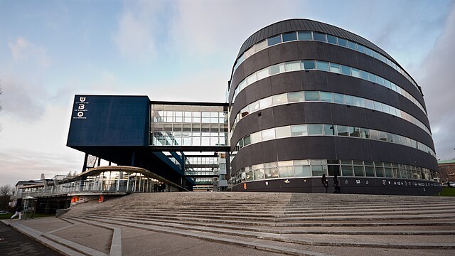 Le parvis de la fac de Lettre et des Sciences Humaines de l'UBO dans le centre-ville de Brest.