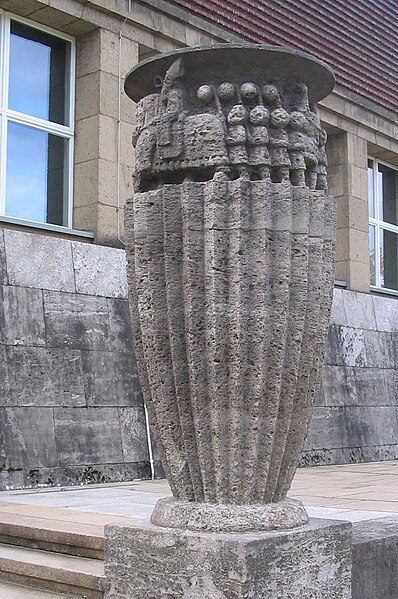 File:Vase Martinszug, Ehrenhof Düsseldorf (1).jpg