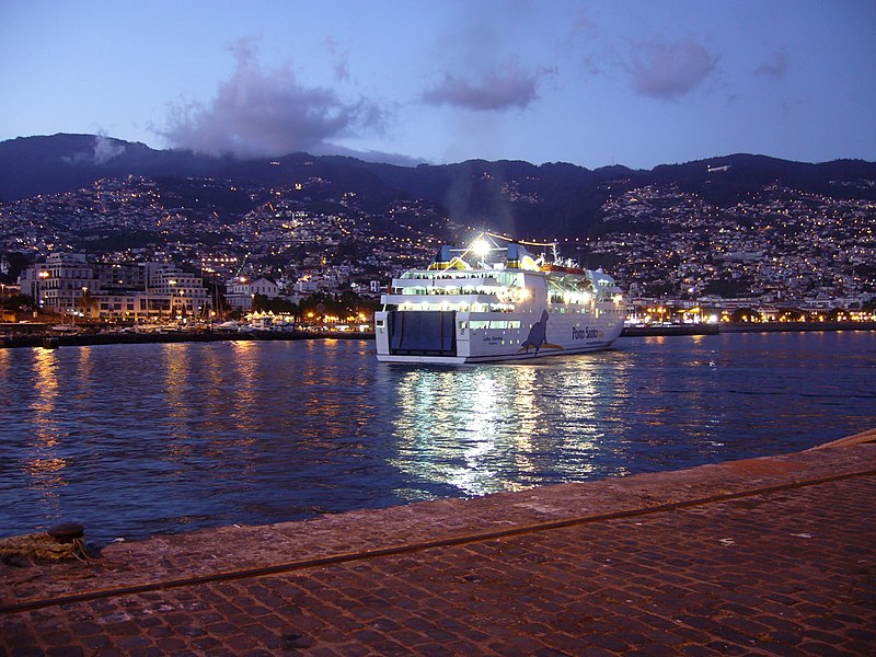 File:Večerní Funchal z přístavního mola.JPG