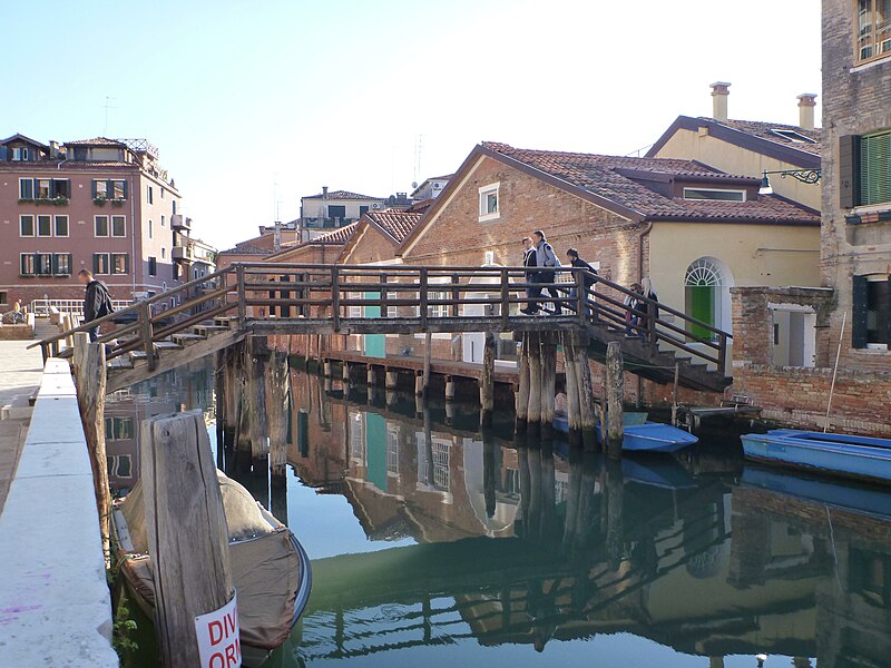 File:Venezia DD PONTE DE LA MADONA 20111017.jpg