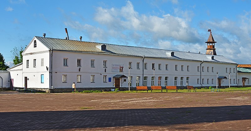 File:VerkhoturyeKremlin Barns 006 2378.jpg