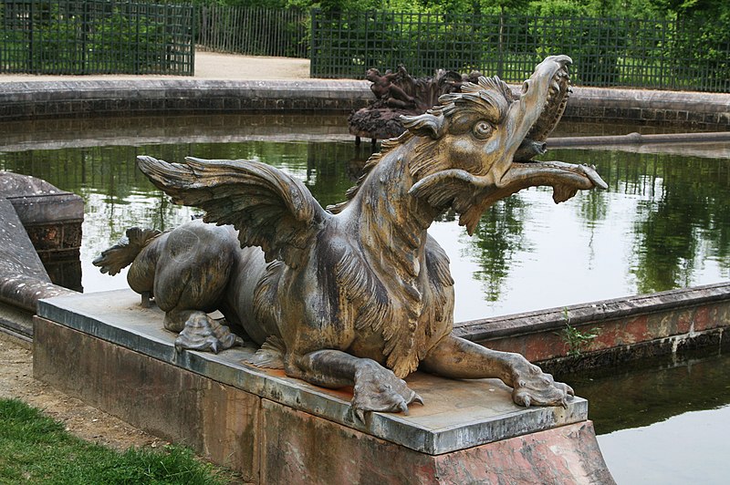 File:Versailles Grand Trianon Bassin Plat fond Dragon (2).jpg