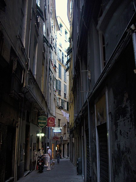 File:Vicolo del Fieno Genova 01.jpg