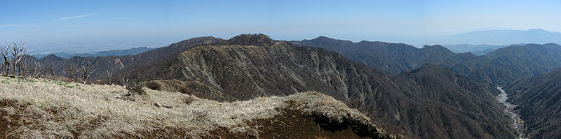 蛭ヶ岳から南側～東側の眺望 (2007年4月撮影)