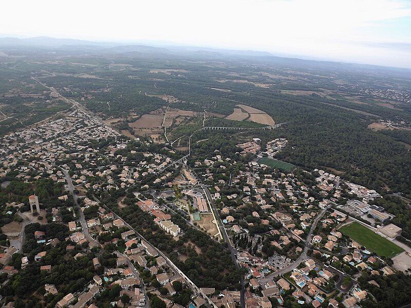 File:Village de Castrie.jpg