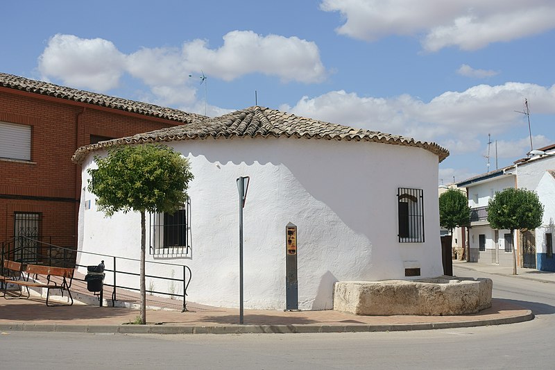 File:Villanueva de Alcardete, abrevadero.jpg