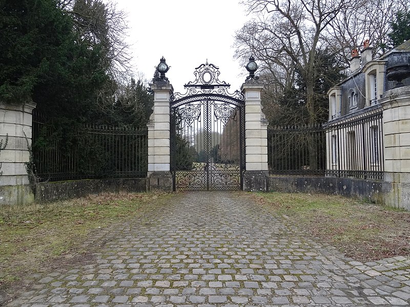 File:Villepreux château des Gondi Pavillon d'entrée.jpg