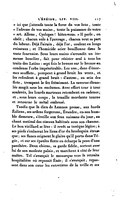 ici que j’attends toute la force de vos bras, toute l’adresse de vos mains, toute la puissance de votre art. Allons, Cyclopes ! hâtez-vous. » Il parle, on obéit ; chacun vole à l’ouvrage, chacun veut sa part du labeur. Déjà l’airain, déjà l’or, coulent en longs ruisseaux ; et l’homicide acier bouillonne dans la vaste fournaise. Sous leurs mains s’arrondit un immense bouclier, fait pour résister seul à tous les traits des Latins : sept fois le bronze sur le bronze en condense l’orbe impénétrable. Les uns, dans d’énormes soufflets, pompent à grand bruit les vents, et les refoulent à grand bruit : d’autres, au sein des flots, trempent le fer frémissant. La caverne ébranlée mugit sous les enclumes. Avec effort tour à tour soulevés, les lourds marteaux retombent en cadence ; et, sous leurs coups, la tenaille mordante tourne et retourne le métal embrasé. Tandis que le dieu de Lemnos presse, aux bords Éoliens, ses ardens forgerons, Évandre, en son humble demeure, s’éveille aux feux naissans du jour, au chant matinal des oiseaux habitués sous son chaume. Le bon vieillard se lève : il revêt sa tunique légère ; à ses pieds s’enlacent les liens d’or du brodequin étrusque ; ses flancs ceignent le glaive qu’il porta dans Tégée, et sur ses épaules flotte en écharpe la peau d’une panthère. Deux chiens, sa garde fidèle, sortent avec lui de son modeste palais, et marchent à côté de leur maître. Tel s’avançait le monarque vers la retraite hospitalière où reposait Énée ; il s’avançait, repassant dans son cœur les entretiens de la veille et ses