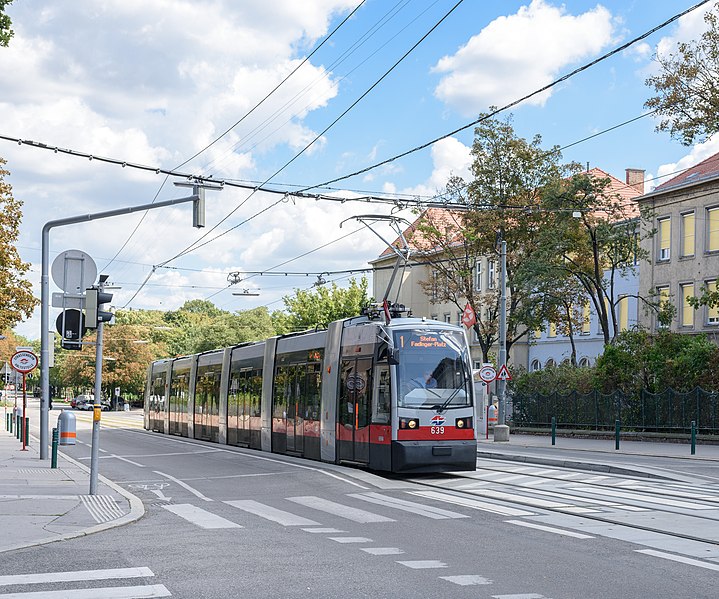 File:Wien Tram (36848673094).jpg