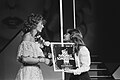 Nicole overhandigt winnares Bernadette de prijs tijdens het Nationaal Songfestival 1983