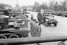 Cromwell und die größeren Challenger sind im Wechsel am linken Bildrand während der britischen Siegesparade am 21. Juli 1945 in Berlin zu sehen