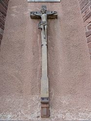 Croix monumentale intégrée dans le mur du chevet