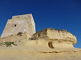 A torony tenger felőli oldala és a simára kopott Tar-Ras szikla