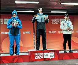 Ярослав Лавренюк (ліворуч) на п'єдесталі зимових юнацьких Олімпійських ігор