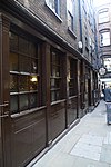 Ye Olde Cheshire Cheese ligger i en gränd vid Fleet Street.