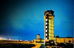 Base Aérea de Yokota - Torre de Controle - 2011.jpg