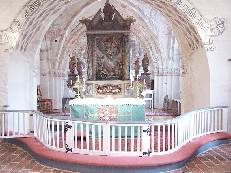 File:Ysane kyrka sanctuary.jpg