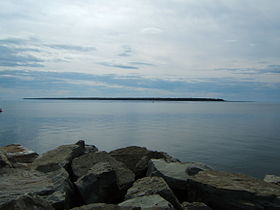 Ilha de Saint-Barnabé vista da costa de Rimouski