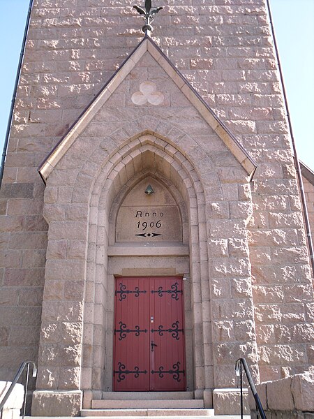 File:Öckerö nya kyrka portal.JPG