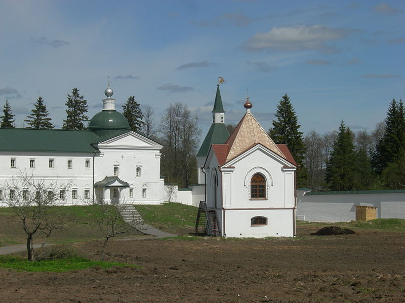 File:Больница и трапезная с церковью Иакова Боровичского, на переднем плане усыпальница Панаевых.JPG