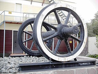 Un par de ruedas de principios del siglo XX se encontraron a una profundidad de 2 metros durante los trabajos de reparación.  Situado en el taller de montaje del depósito de turismos.