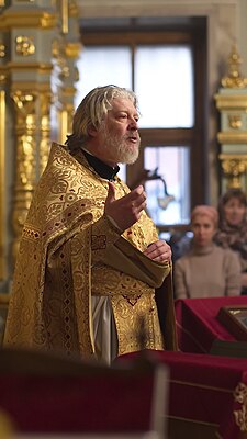 Arcipreste Alexei Uminsky durante um sermão na igreja de São Nicolau em Kotelniki, 2014