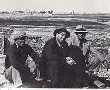 מימין לשמאל: עמינדב אלטשולר, עזרא דנין ויצחק ארנון בצילום משנות השלושים. ברקע העיר באר שבע