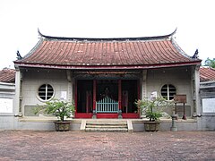 Fahua Temple (法華寺) in Tainan City was the former residence known as the Dream Butterfly Garden (夢蝶園 Mengdieyuan) of Li Maochun (李茂春), rebuilt in 1959.