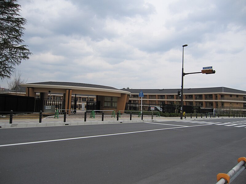 File:近畿大学付属幼稚園・小学校.JPG