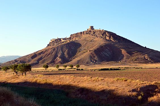 Vista meridional del cerro de Moya (Cuenca), desde el río Ojos de Moya.