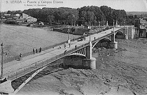 Старият мост в Лерида, взривен от републиканските войски при отстъплението им от града на 3 април 1938 г.