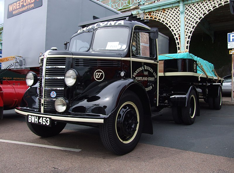File:1945 Bedford O type articulated lorry (BWH 453), 2009 HCVS London to Brighton run (1).jpg
