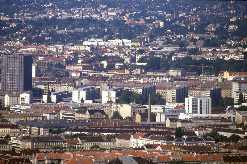 File:196R32180890 Blick vom Donauturm, Bildmitte Trasse der Stadtbahn (U6), Richtung Heiligenstadt, links Gürtelauffahrt.jpg