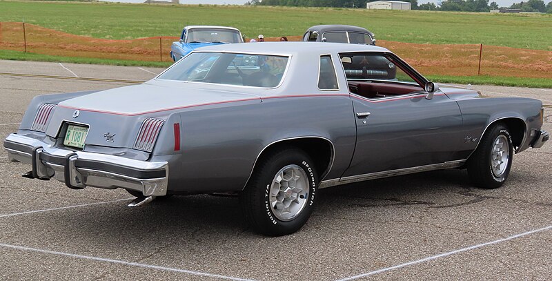 File:1975 Pontiac Grand Prix LJ, rear right (Wings-n-Wheels 2023).jpg