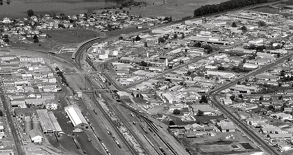 1980 – the 1975 Hamilton station in the middle distance, the 1909 Frankton Junction being demolished in the foreground. ECMT and NIMT branching to lef