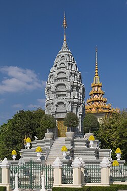 2016 Phnom Penh, Pałac Królewski, Stupa Kanthy Bophy i Phnom Mondop (02).jpg