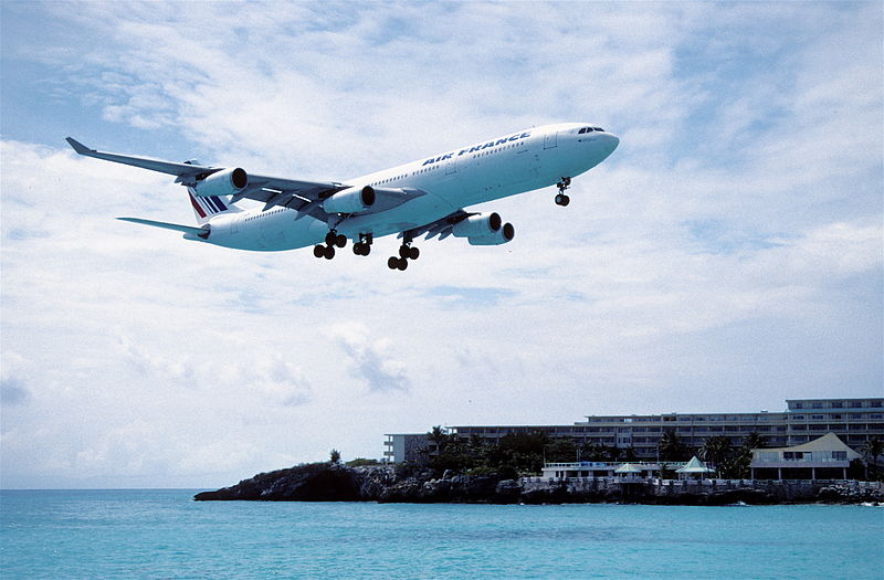 File:228bd - Air France Airbus A340, F-GLZR@SXM,22.04.2003 - Flickr - Aero Icarus.jpg