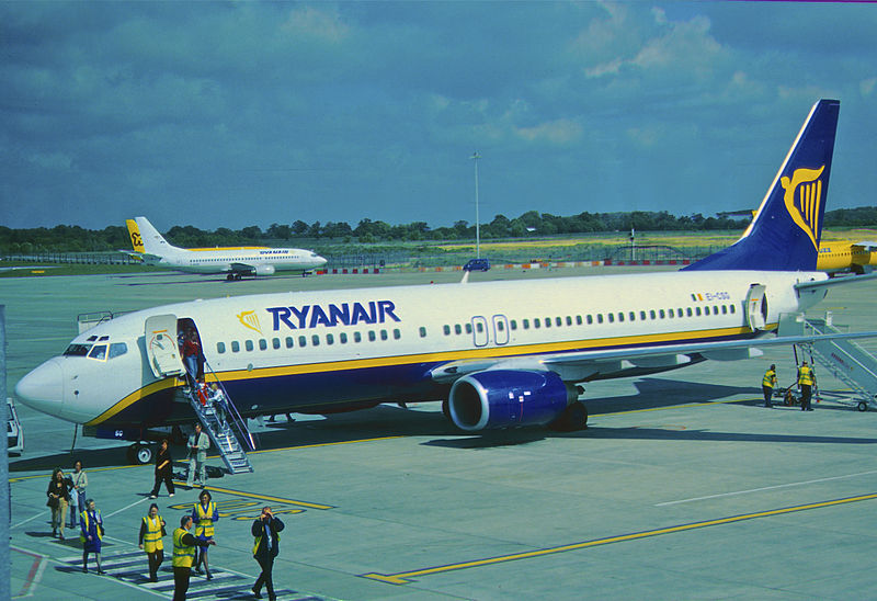 File:239aa - Ryanair Boeing 737-800; EI-CSG@STN;27.05.2003 (8190724480).jpg