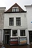 Huis met gepleisterde lijstgevel