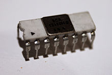 A very early CD4029A counter IC, in 16-pin ceramic dual in-line package (DIP-16), manufactured by RCA 4029 CMOS.JPG