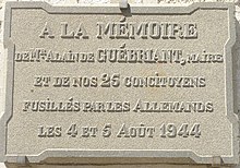 Plaque commémorative en mémoire d'Alain de Guébriant, maire, et de 25 autres Saint-Politains, assassinés par les Allemands les 4 et 5 août 1944.