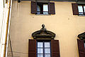 Finestra sormontata da busto / Window topped by a bust.