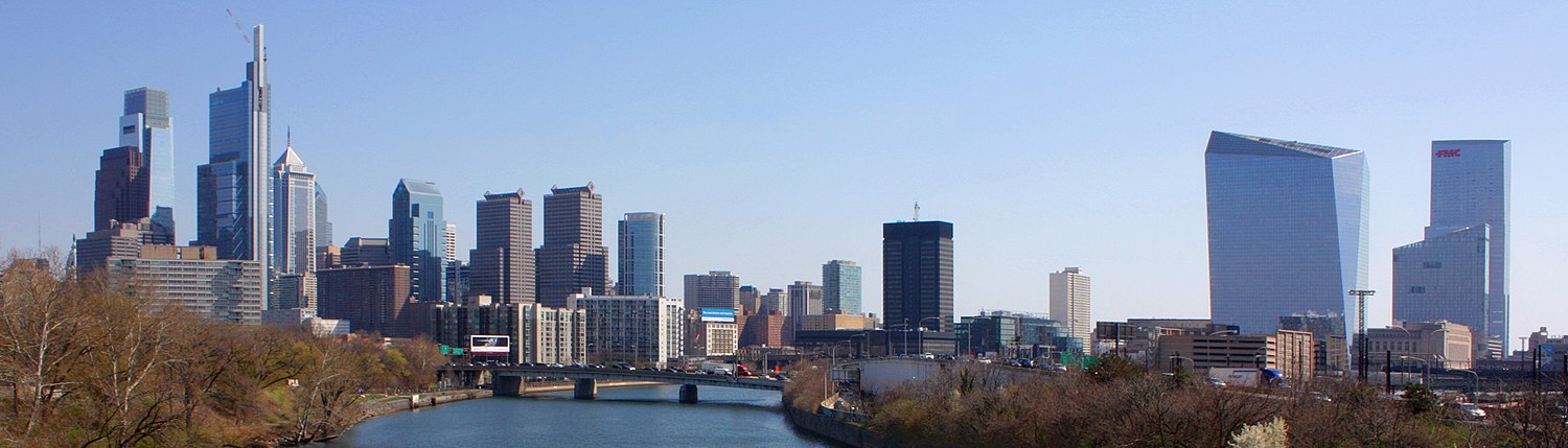 Panorama vido de la urbocentro de Filadelfio je aprilo 2018